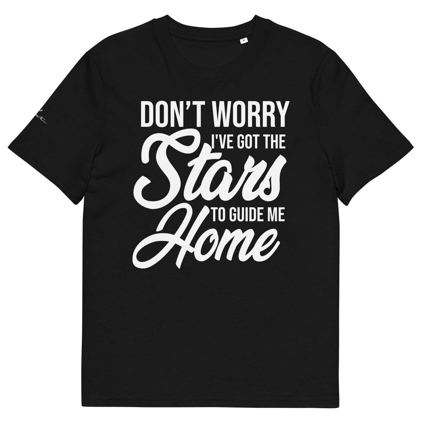 Camiseta con frase poética, símbolo de guía interior y conexión con la soledad elegida