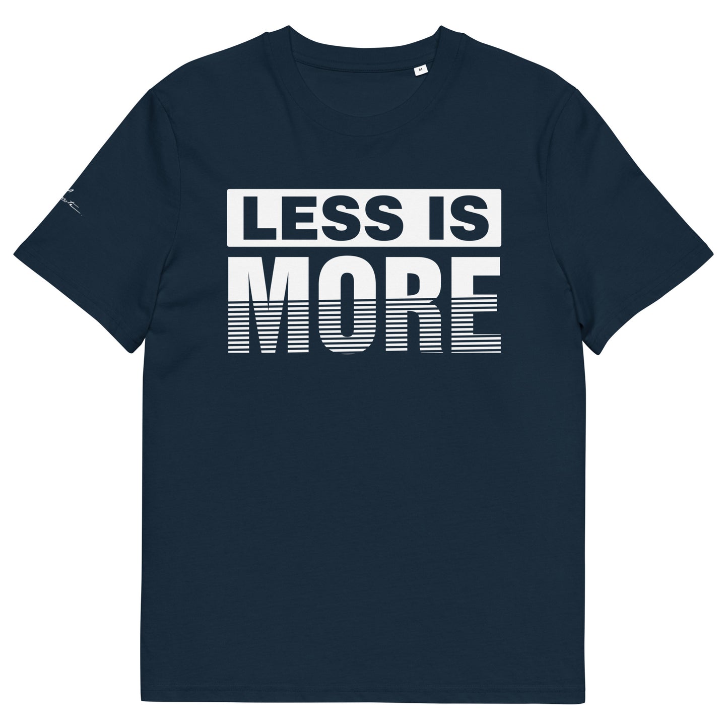 Camiseta minimalista con frase Less is More, diseño limpio y estilo de vida esencial