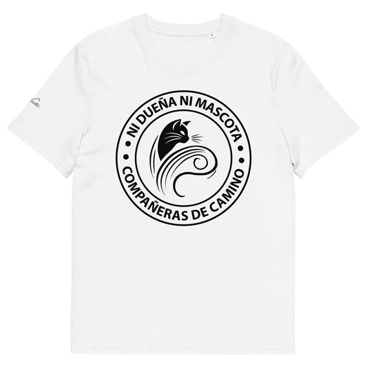 Camiseta blanca con ilustración de gato, mujer intuitiva y conexión emocional con la libertad
